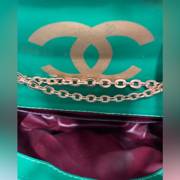 ✨ Designer Style Quilted Green Shoulder Bag – Gold Chain Detail ✨ - Picture 9 of 16